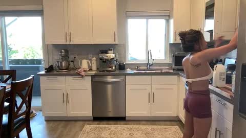 Snapshot of ava_petite_ chatting on 30, 4, 2026 Little Ava online show from 30, 4, 2026
