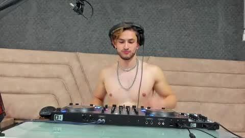 Axel  online show from 9, 4, 2026