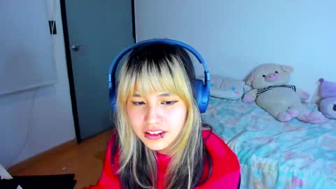 Snapshot of azu_moure chatting on 24, 12, 2024 Azu Moure online show from 24, 12, 2024
