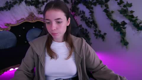 Snapshot of babe_dollie chatting on 9, 10, 2025 Babe online show from 9, 10, 2025