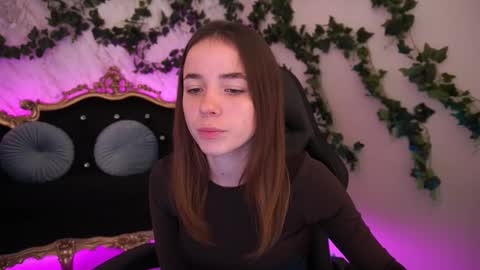 Snapshot of babe_dollie chatting on 15, 10, 2025 Babe online show from 15, 10, 2025