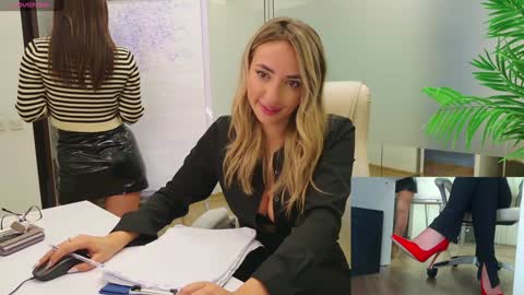 Olivia and Lexi online show from 4, 12, 2024