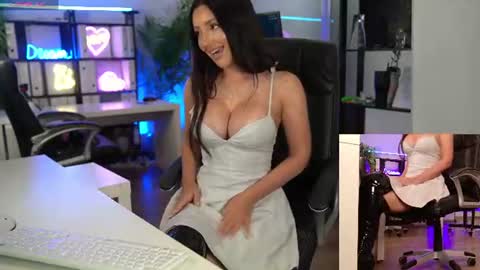 Olivia and Lexi online show from 10, 7, 2026