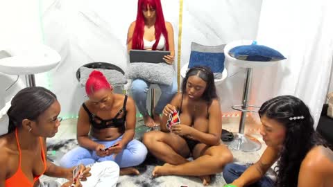 Snapshot of badgirls_000 chatting on 17, 1, 2025 candy and dayan online show from 17, 1, 2025