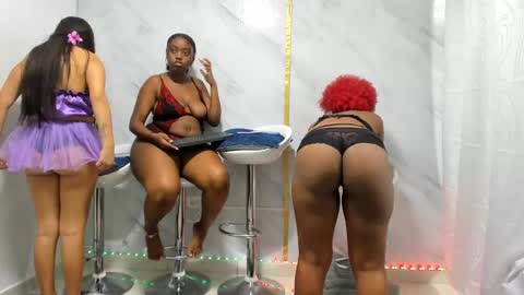 Snapshot of badgirls_000 chatting on 4, 2, 2025 candy and dayan online show from 4, 2, 2025