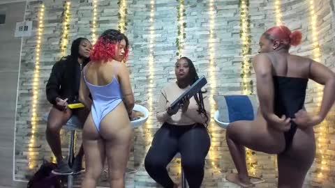 Snapshot of badgirls_000 chatting on 25, 2, 2025 candy and dayan online show from 25, 2, 2025