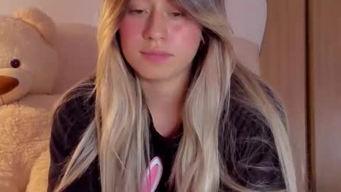 Snapshot of barbie_blon chatting on 21, 10, 2025 Barbie Blonde online show from 21, 10, 2025