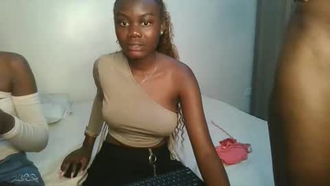 Snapshot of barbie_queen2 chatting on 19, 10, 2025 queen online show from 19, 10, 2025