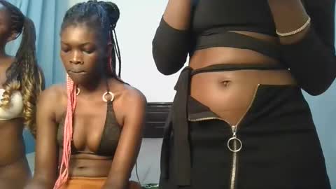 Snapshot of barbie_queen2 chatting on 8, 11, 2025 queen online show from 8, 11, 2025