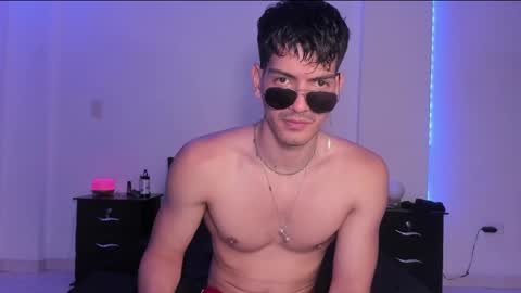 Snapshot of bbbeachboy chatting on 4, 2, 2025 Valentino online show from 4, 2, 2025
