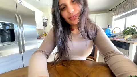 Snapshot of bebesitaa21 chatting on 25, 10, 2025 Angelique online show from 25, 10, 2025