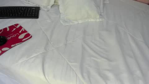 Snapshot of bella_miia_ chatting on 10, 9, 2025 Mia online show from 10, 9, 2025