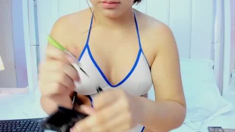 Snapshot of bella_miia_ chatting on 17, 10, 2025 Mia online show from 17, 10, 2025