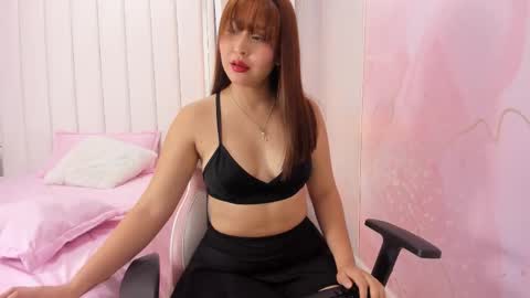 Snapshot of bella_miia_ chatting on 4, 11, 2025 Mia online show from 4, 11, 2025