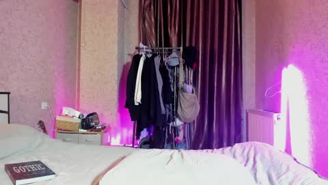 bella sims online show from 9, 4, 2026