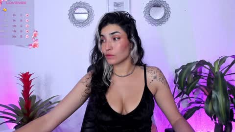 Snapshot of bella_thorne3 chatting on 11, 1, 2025 Bella online show from 11, 1, 2025