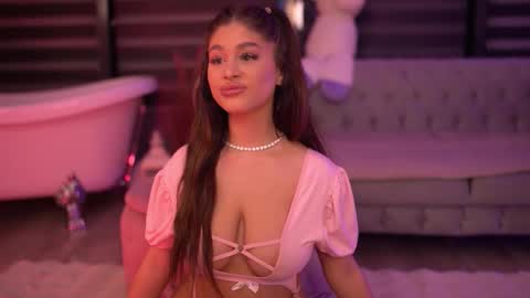 Snapshot of bellanoirre chatting on 31, 10, 2025 Bella online show from 31, 10, 2025