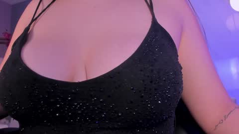 Snapshot of bellarosex1 chatting on 15, 1, 2025 Bella Rose online show from 15, 1, 2025