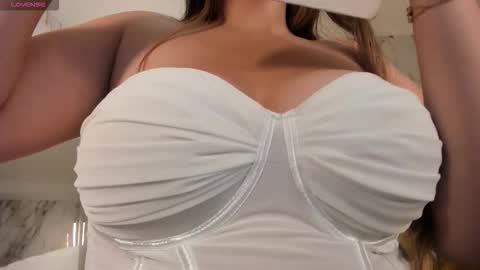 Snapshot of bellarosex1 chatting on 25, 9, 2025 Bella Rose online show from 25, 9, 2025
