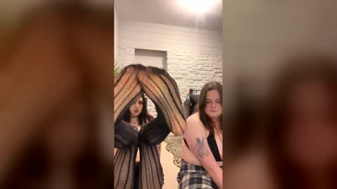 Snapshot of bellaxlauren chatting on 24, 2, 2026 bellaxlauren online show from 24, 2, 2026