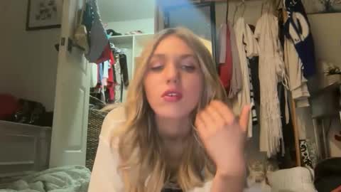 Snapshot of bellaxrxx chatting on 8, 5, 2026 Bella 3 online show from 8, 5, 2026