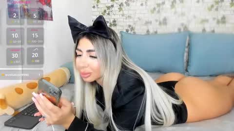 Snapshot of belle_hallle chatting on 6, 1, 2025 LucyJelly online show from 6, 1, 2025