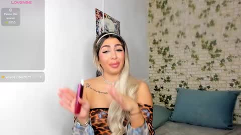 Snapshot of belle_hallle chatting on 10, 1, 2025 LucyJelly online show from 10, 1, 2025