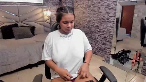 Snapshot of bellybigboobs chatting on 6, 11, 2025 Belly online show from 6, 11, 2025