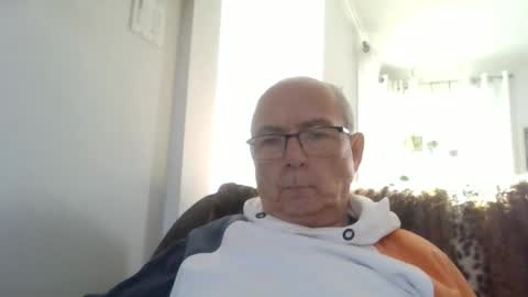 Snapshot of bernard1102 chatting on 20, 12, 2025 bernard1102 online show from 20, 12, 2025