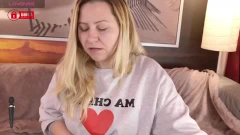 Snapshot of bigboobsarri chatting on 6, 3, 2025 BigBoobsArri online show from 6, 3, 2025