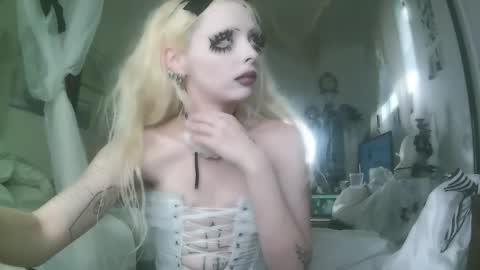 vampire fang  online show from 20, 11, 2025