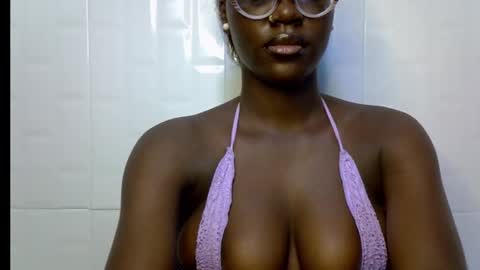 Snapshot of black_petitqueen12 chatting on 18, 11, 2025 BLACK online show from 18, 11, 2025
