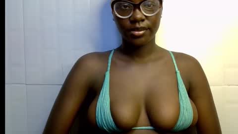 Snapshot of black_petitqueen12 chatting on 20, 11, 2025 BLACK online show from 20, 11, 2025