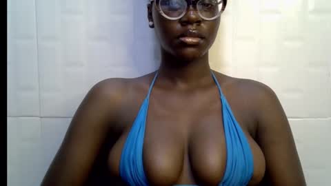 Snapshot of black_petitqueen12 chatting on 25, 11, 2025 BLACK online show from 25, 11, 2025