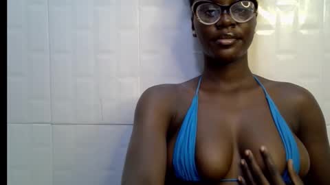 Snapshot of black_petitqueen12 chatting on 25, 11, 2025 BLACK online show from 25, 11, 2025