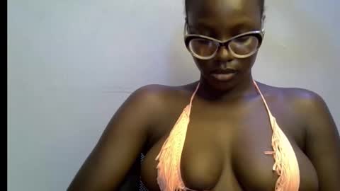 Snapshot of black_petitqueen12 chatting on 14, 12, 2025 BLACK online show from 14, 12, 2025