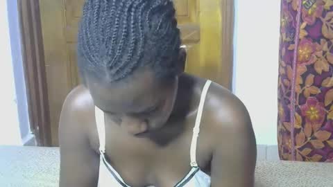 Snapshot of blahkbeauty chatting on 8, 10, 2025 VIVIAN online show from 8, 10, 2025