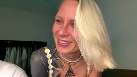 blonde_fuck_couple online show from 16, 6, 2026