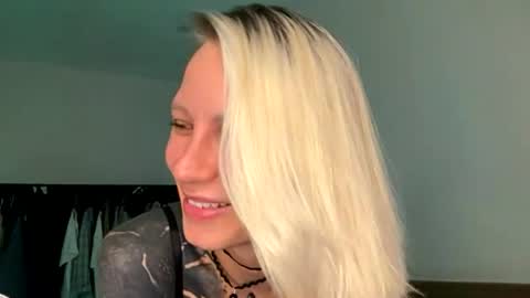 blonde_fuck_couple online show from 19, 6, 2026