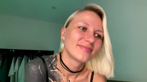 blonde_fuck_couple online show from 20, 6, 2026