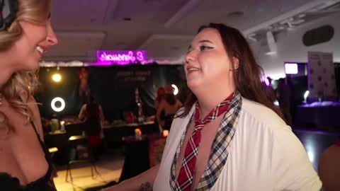 blondefoxsilverfox online show from 1, 2, 2025