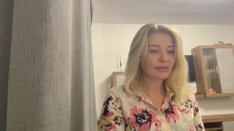 blondie_xoxoxo online show from 16, 9, 2025