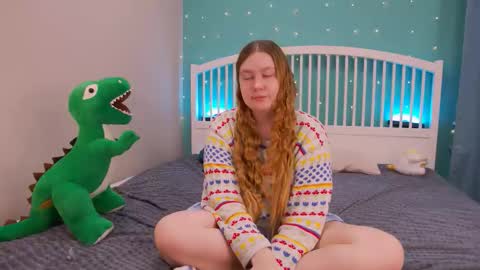 Snapshot of blush_ellie chatting on 21, 11, 2025 Ellie3 online show from 21, 11, 2025