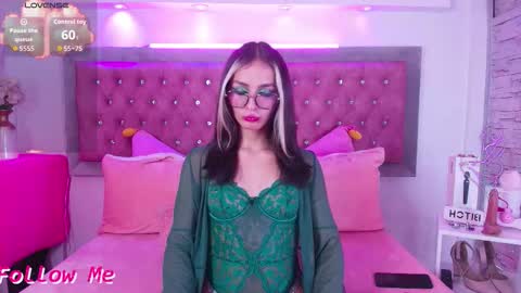 Snapshot of bonn_glow chatting on 14, 12, 2025 i AM Bonnie online show from 14, 12, 2025