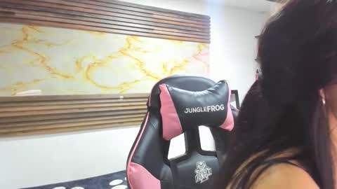 Snapshot of bonnie_bu chatting on 28, 10, 2025 becky online show from 28, 10, 2025