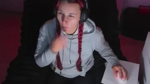 Bonnie Help me reach 500 likes online show from 22, 10, 2025