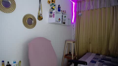 Soffy Brooks Independent model online show from 4, 1, 2025