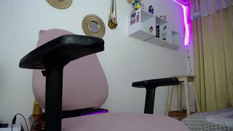 Soffy Brooks Independent model online show from 4, 1, 2025