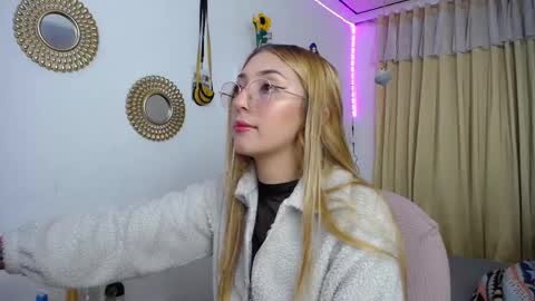 Soffy Brooks Independent model online show from 5, 3, 2025