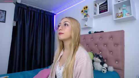 Soffy Brooks Independent model online show from 24, 10, 2025